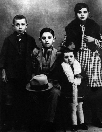 Infancia. Miguel Hernández (a la izquierda) junto a sus hermanos. Orihuela 1917